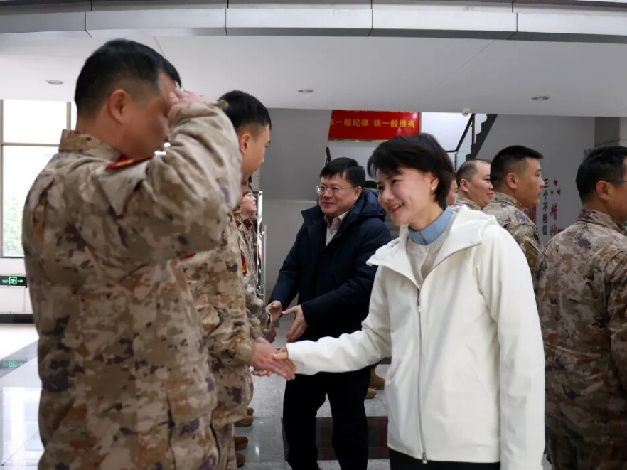 崔晓蒋君春节走访慰问驻区部队官兵