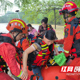 橙色身影筑起安全防线:消防人员9小时转移21名被困群众