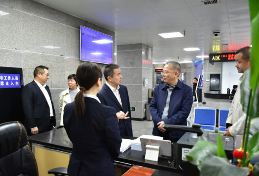 娄底市水利局：局长“陪伴式”走流程 促政务服务升级