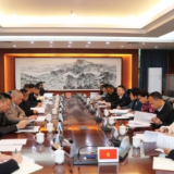 何朝晖主持召开“十五五”规划《纲要》征求意见建议座谈会