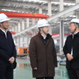 何朝晖到涟源市调研路基施工机械产业并征求对《政府工作报告（征求意见稿）》的意见