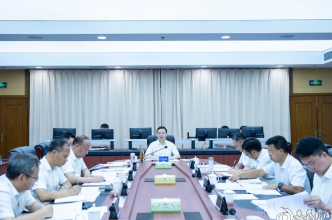 何朝晖：把谋深谋实项目作为核心工作 全力筑牢高质量发展项目根基