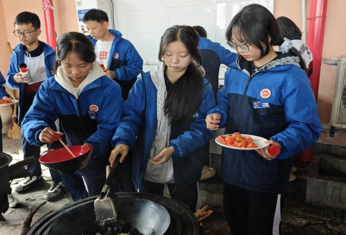 最好的传承在路上 明德启南学校开展学雷锋主题研学活动
