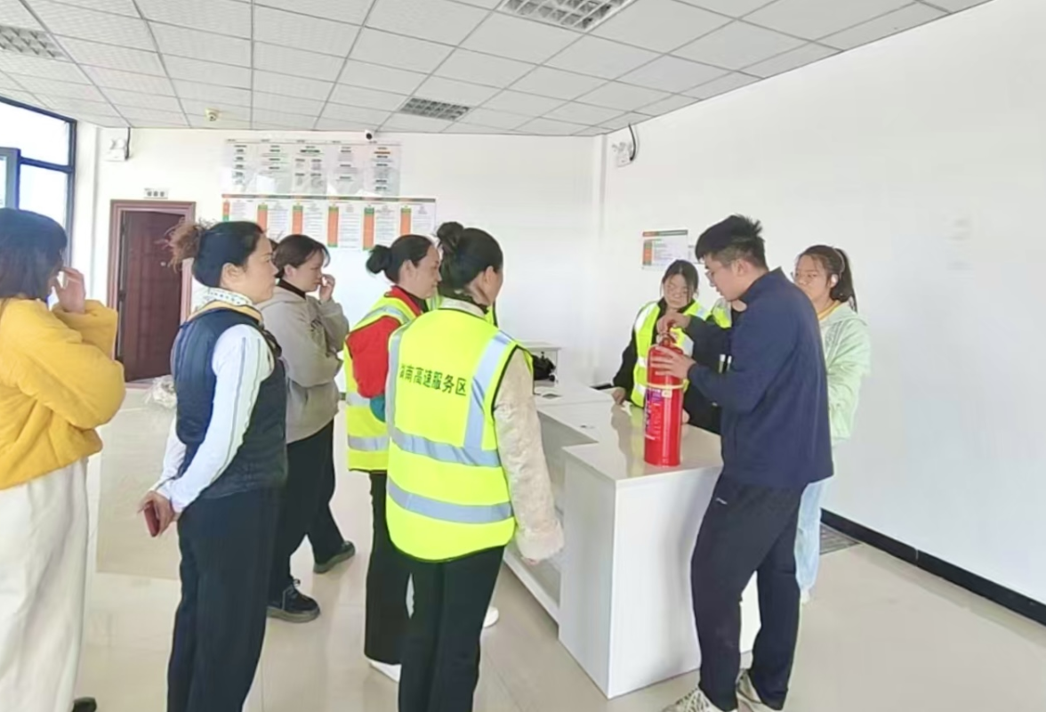 临湘南服务区开展冬季消防安全演练 筑牢安全“防火墙”