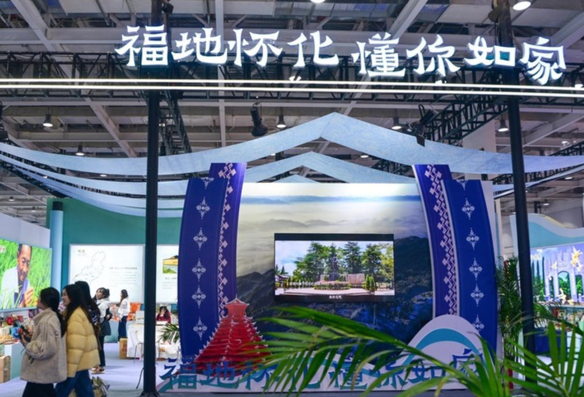 “福地怀化”文创特产受热捧 湖南旅博会怀化主题展馆人气高