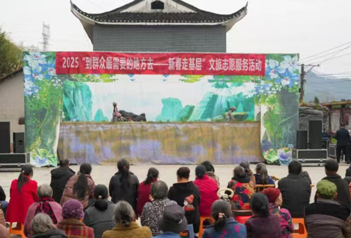 文化暖流涌苗乡 湖南文旅志愿服务走进湘西送“文化年货”