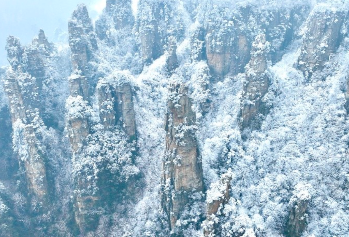 “峰林冰雪”奇观迎客来 张家界武陵源迎新年冰雪热