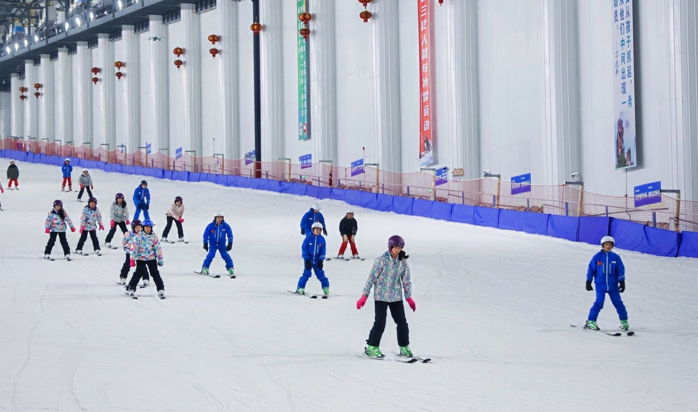 五百余名学生市民雪场迎新年  湖南“百万人上冰”活动走进张家界