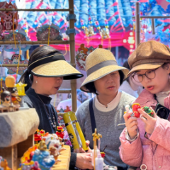 新春走基层・小镇顶流｜灯火映城厢，一盏花灯照亮古镇新春 