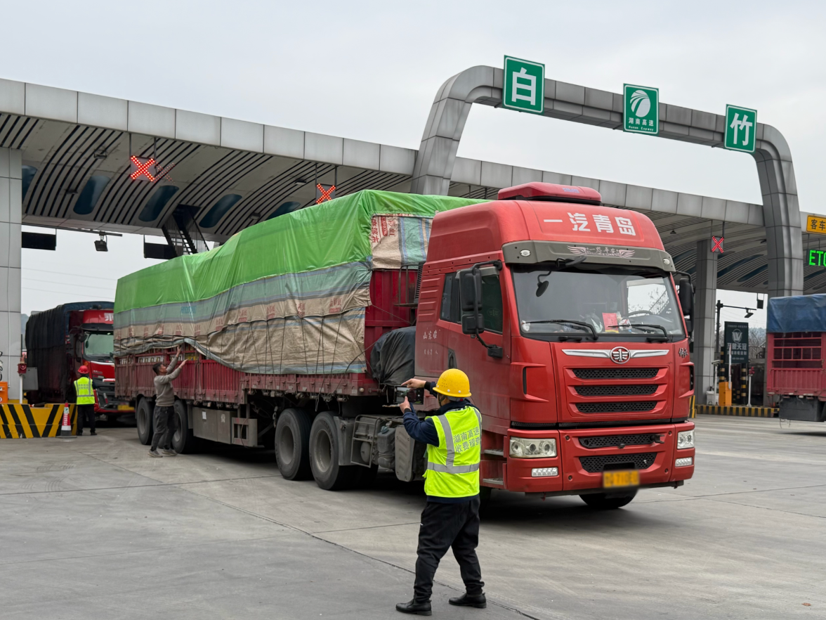 守护“湖南省会城市长沙的南大门”：白竹收费站的春运“硬仗”与“柔情”
