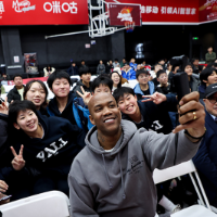 “你好长沙!”NBA球星马布里现身湖南与球迷互动