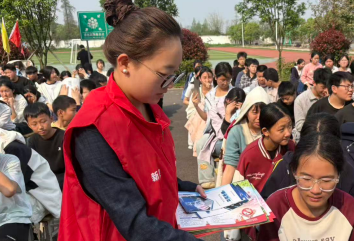 岳阳丨新泉镇开展“护苗·绿书签行动”主题宣传活动