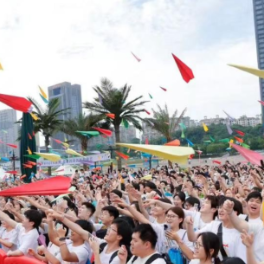 高考毕业生齐放纸飞机 长沙世界之窗公益毕业大趴致敬青春