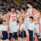长沙市桂花树小学学子担任中国男篮热身赛牵手球童