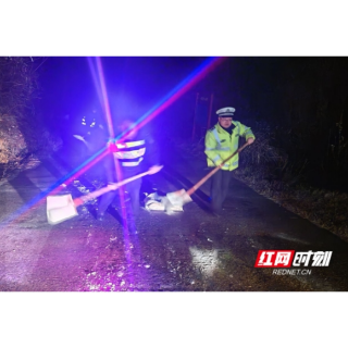 寒潮席卷湘潭 湘潭交警迎风雪护航