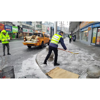 积极应对低温雨雪冰冻天气 湘潭市政管理处全力护航市民出行安全