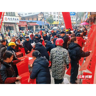 万副春联送“福”来 湘潭文艺家挥毫泼墨贺新春