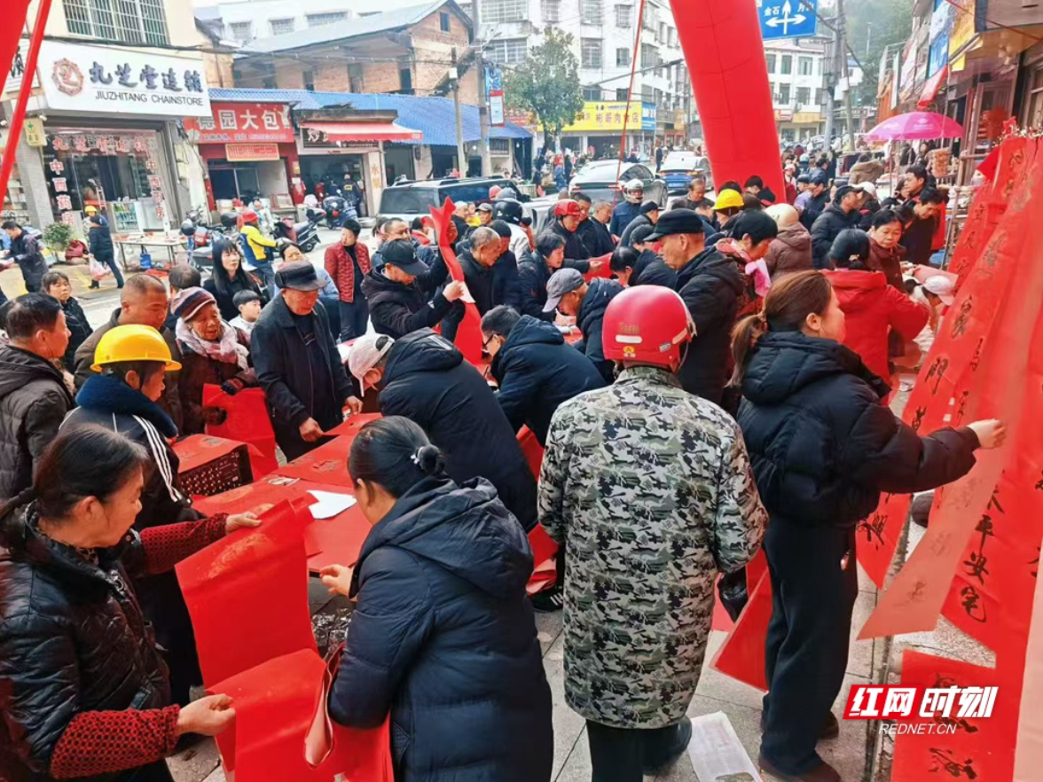 万副春联送“福”来 湘潭文艺家挥毫泼墨贺新春