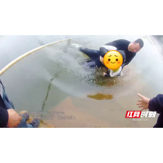 负气少年走入池塘 湘乡民警紧急救援