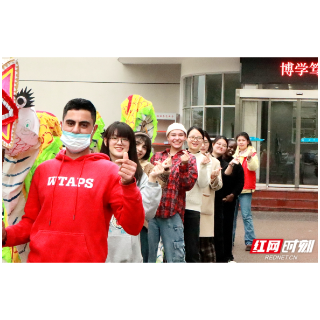 “湘潭火龙舞”走进校园 中外青年共“燃”湖湘年俗