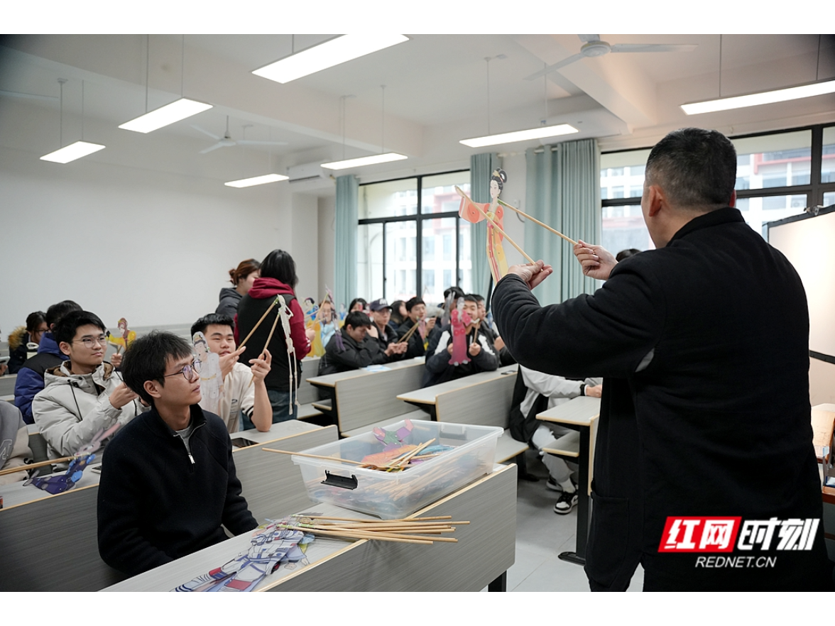 湘潭纸影戏首次进入高校公选课 三校学子同堂共习非遗技艺