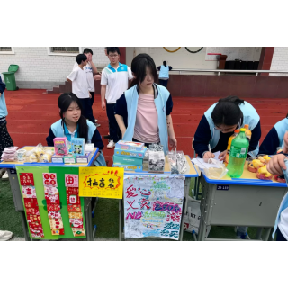 湘潭市三中爱心义卖温情开市 