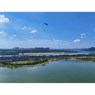 仰天湖国际旅游度假区·漫湖里街区举行招商推介暨首批商家签约会