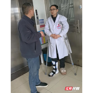 湘潭市第五人民医院的这位医生打着石膏坐回诊室