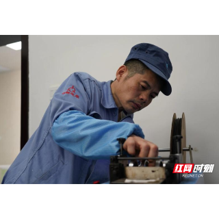 江南工业集团焊线工曾华：岗位20年 从“壮汉绣花”到公司劳模