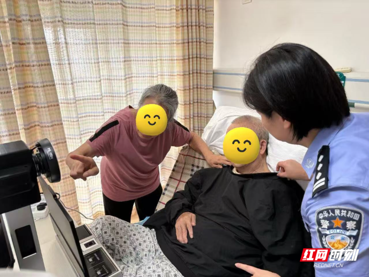 病床前的服务窗口 湘潭公安上门为卧床老人办证