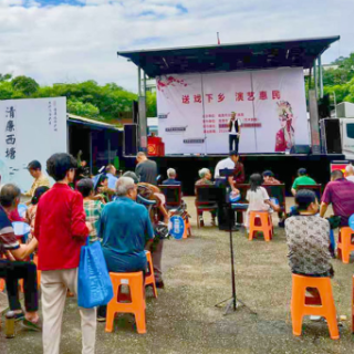 岳塘区西塘村把文化惠民活动搬到“家门口”