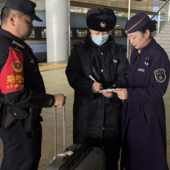 失物速归！G831次列车长帮旅客找回数万元财物