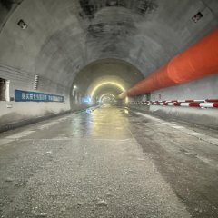 零道高速控制性工程——紫金山3号隧道顺利实现双洞贯通