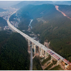 零道、桂新高速最新进度：大桥贯通、路面施工迈入新阶段