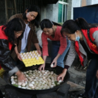 桂阳县：三月三荠菜蛋 敬老爱老送温情