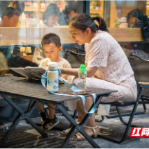 汝城县摄影作品《亲子共读》入选“书香满中国”公益宣传展