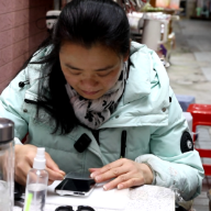 宜章县榕树下的“膜”法师：一张膜贴了十八年 贴出老街烟火与温情