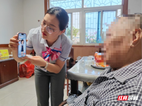 电信上门办业务 温情守护特殊群体