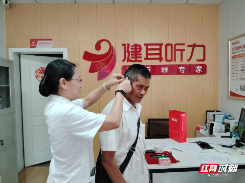 安仁县:关爱老兵传温情 爱心助听获新“声”