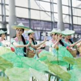 岳阳渔家文化快闪惊艳长沙黄花机场 “簪花郎”与“渔家姑娘”花式迎宾引旅客点赞