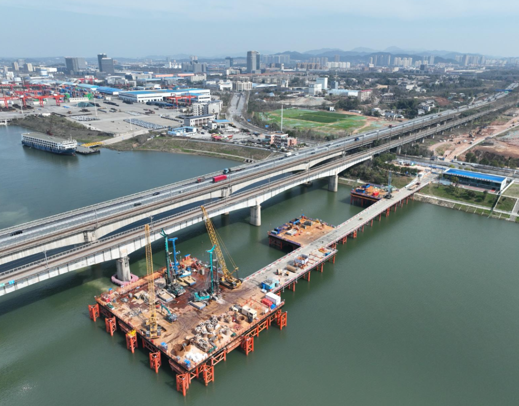 长赣高铁长沙湘江铁路特大桥主桥首个主墩桩基完工