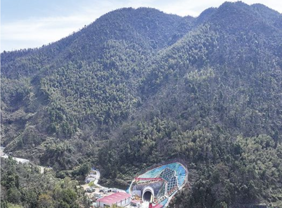 全国首条市域磁浮铁路建设提速