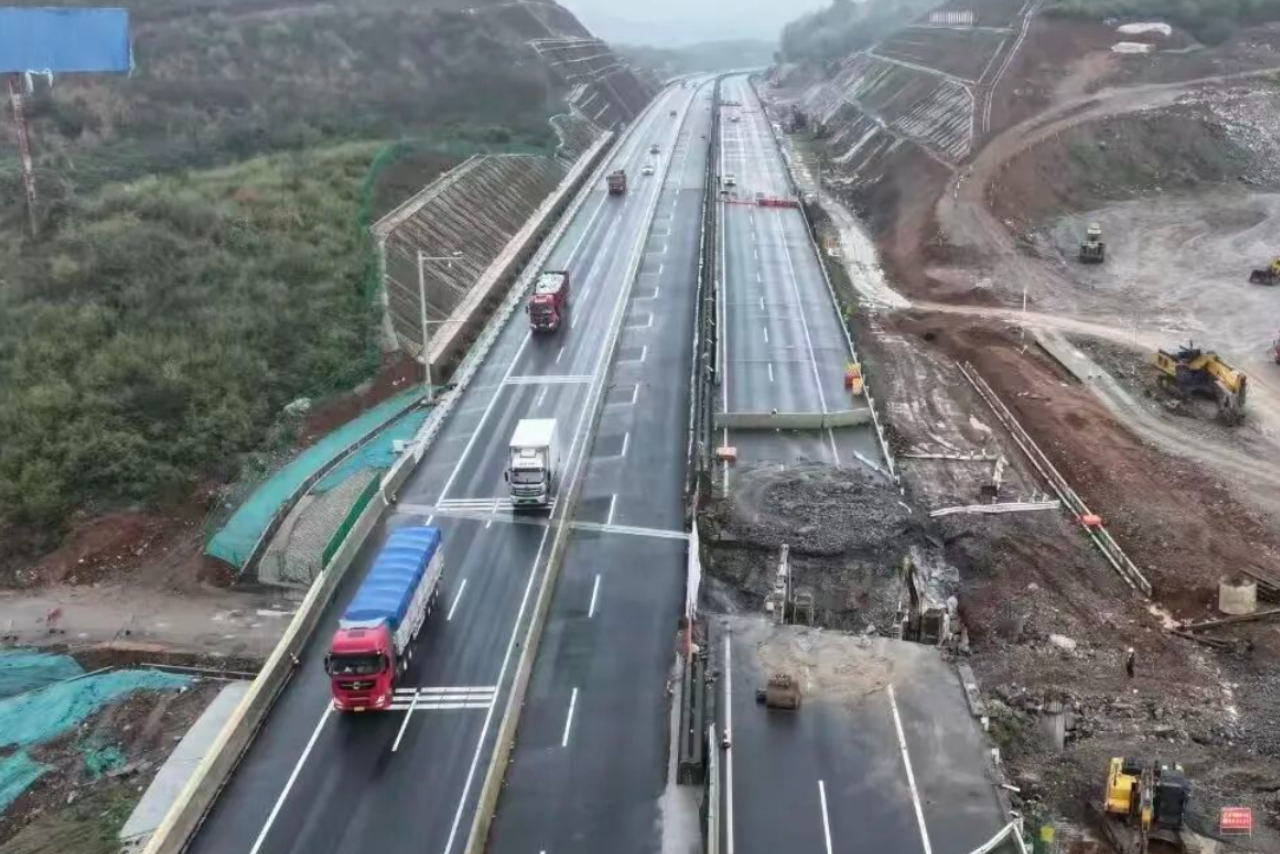 冲刺2026年底通车目标！耒宜扩容项目南往北方向首座桥梁顺利拆除