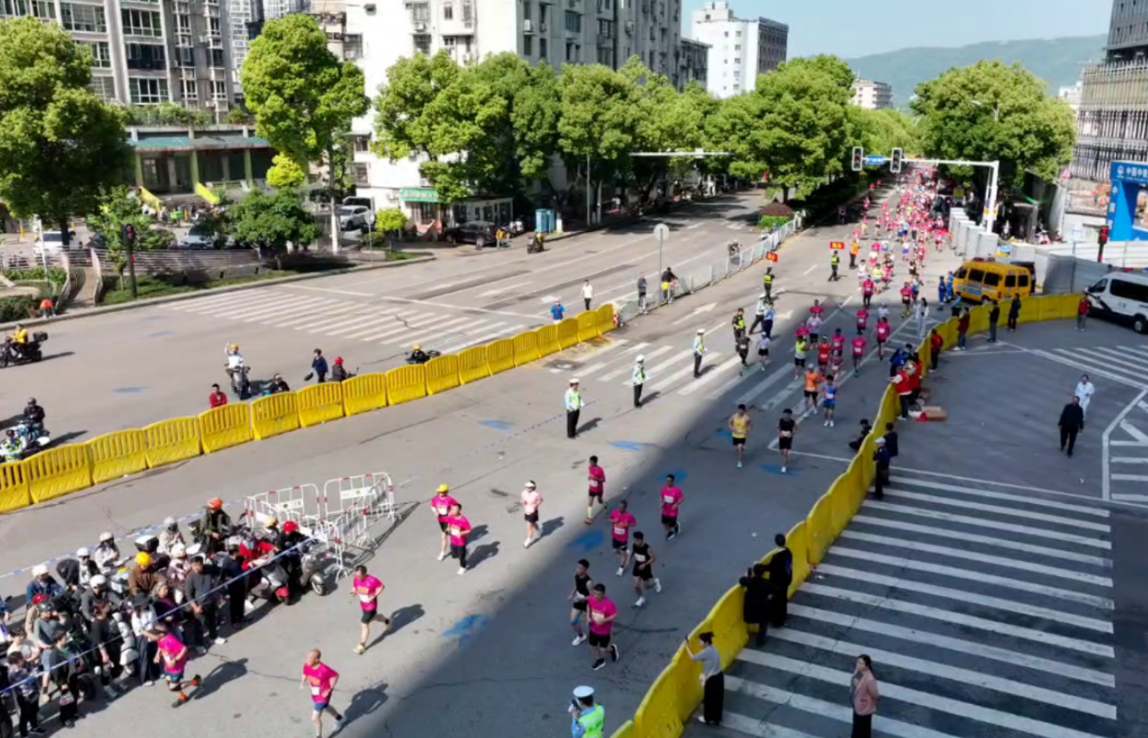 科技+暖心！长沙交警首次推行“钟摆式”过街守护出行