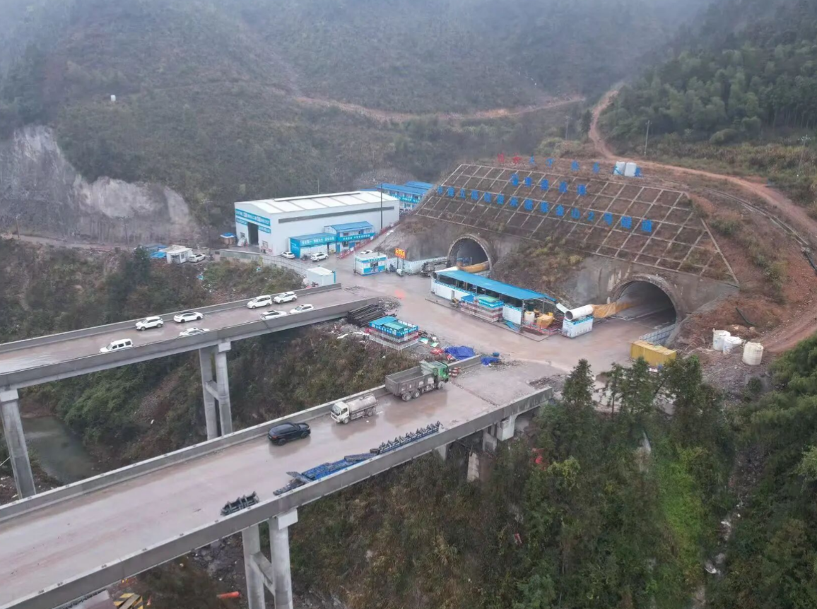 零道高速全线隧道双洞贯通