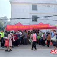 安仁县洋际乡:民兵摆摊赶大集 征兵宣传零距离