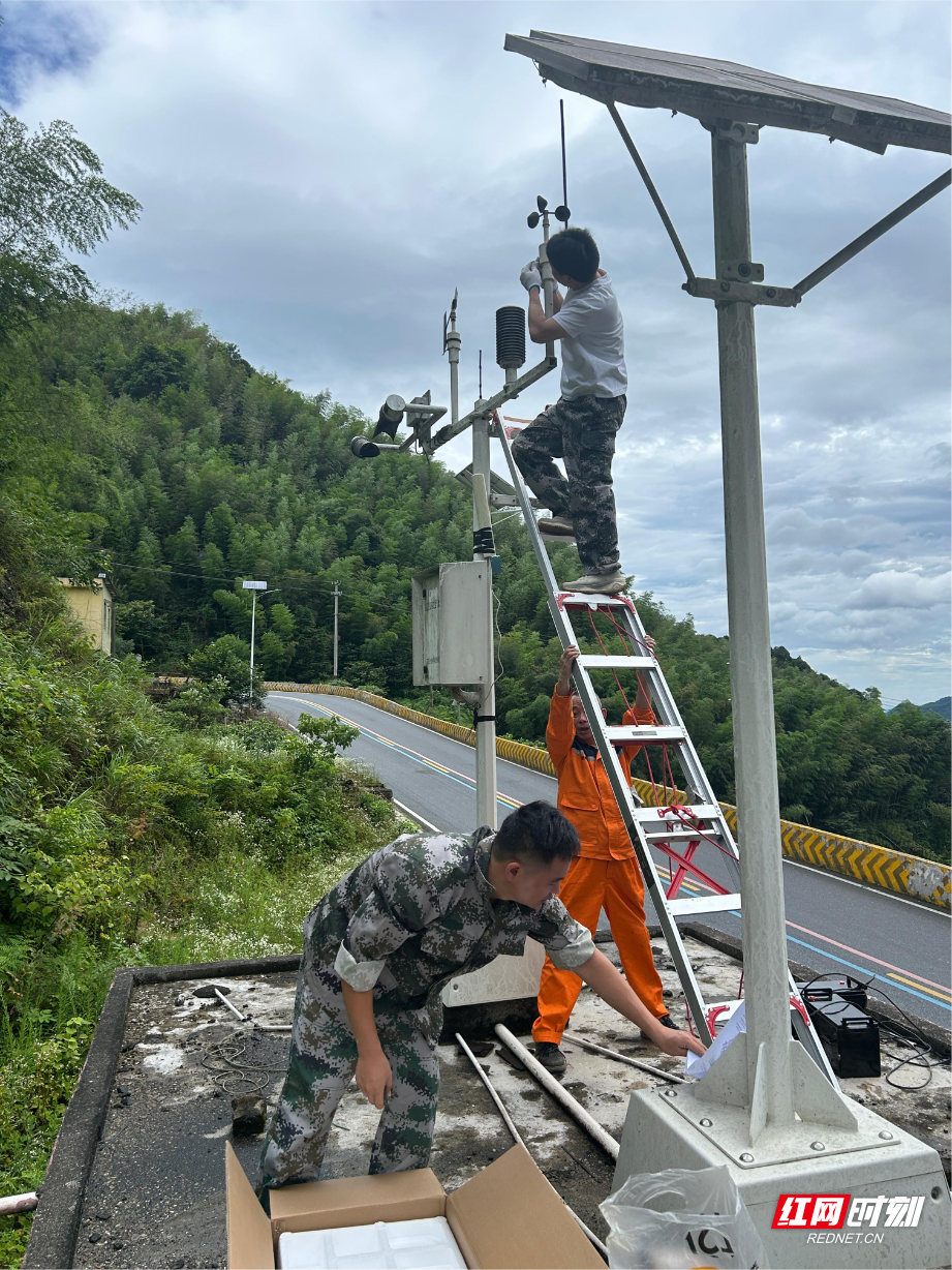 北湖区：高温下维护气象站 全力迎战台风“巴威”