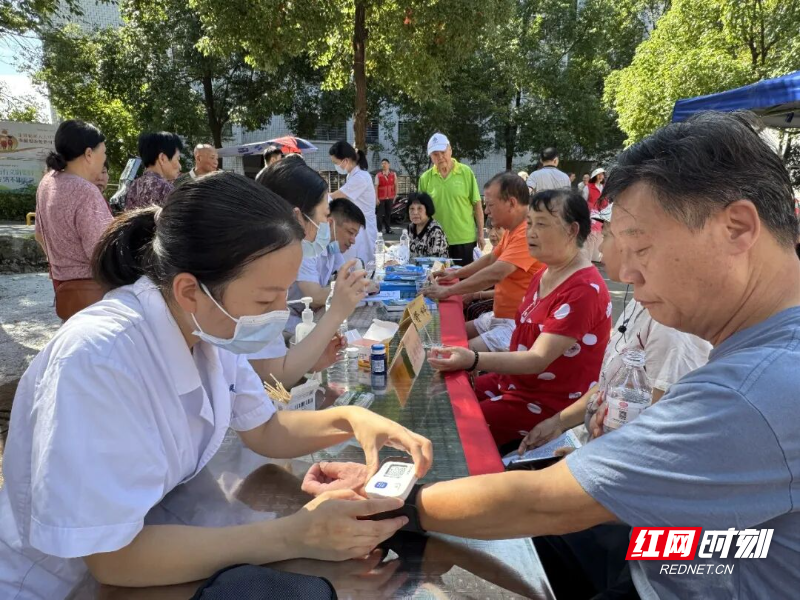 党建引领暖民心 便民服务零距离——郴州市住房保障服务中心开展惠民服务活动