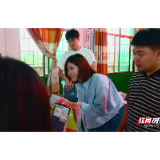 临武县：独臂女孩26年后返乡 把“感恩汇报”送到万水中心小学