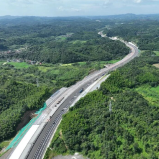 八车道成型!京港澳高速耒宜扩容项目全面转入路面施工,全力冲刺建成通车